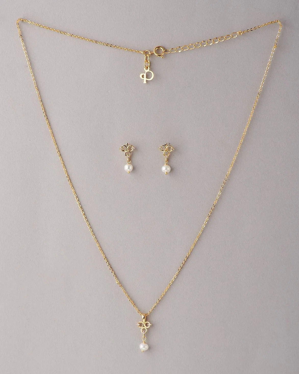 A cute pendant matched with golden polish chain with matching earrings.