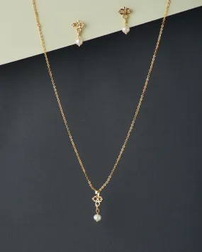 A cute pendant matched with golden polish chain with matching earrings.