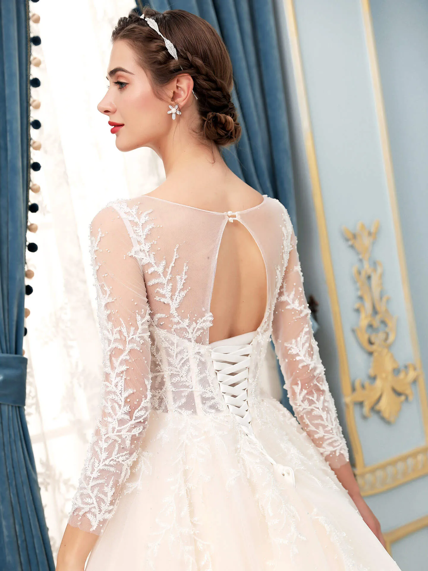 A-line Tulle Lace Applique Wedding Dresses Beaded Luxurious Floor Length Long Sleeve